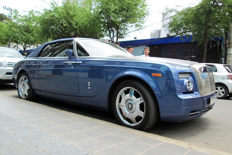 Có tên đầy đủ là  Phantom Drophead Coupe, chiếc xe được Rolls-Royce giới thiệu lần đầu tại triển lãm Detroit vào năm 2007. Phantom Drophead Coupe là một chiếc xe mui trần sang trọng.